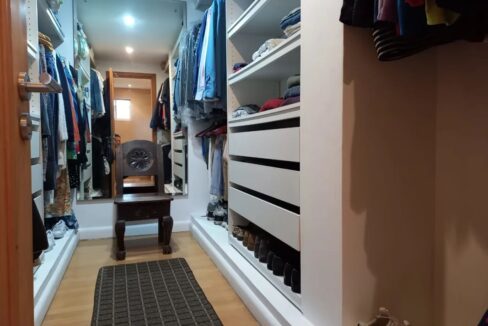 WALKING CLOSET